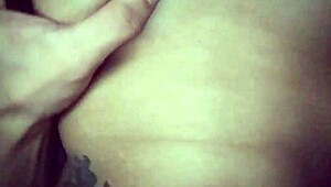 meu marido chupa minha buceta e brinca com meus peitos