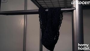 गर्म चेक ब्लॉन्ड जेनी वाइल्ड को बड़ा लंड वाला अजनबी ने हॉस्टल में चोदा