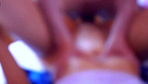 madrastra y el compañero de deportes de su hermanastra en su casa privada