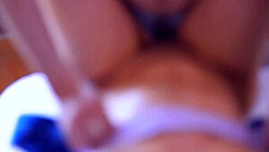 madrastra y el compañero de deportes de su hermanastra en su casa privada