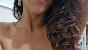 Hey, come play with me, I love flashing and cumming hard for you all