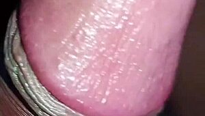 हॉट इंडियन भाभी देसी ब्लोजॉब में मोटा लंड चूस रही