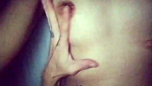 meu marido chupa minha buceta e brinca com meus peitos