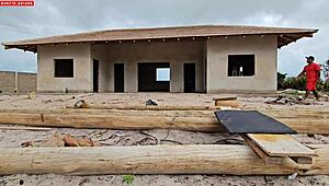 carpinteiro vai receber o pagamento e teve uma surpresa das donas da obra