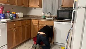 लिटिल कॉक स्टार्व्ड व्होर चूसती है लंड और खाती है ताजा जिज्म पहली बार नहीं