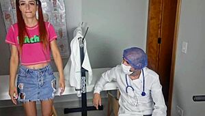 गायनेकोलॉजी टीम पेशेंट्स के लिए कपड़े फाड़कर पहला क्रीमपाई!