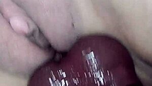 Meu corno abrindo bem meu cu e eu gozando feito louca pelo cu e pela buceta