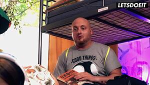 गेमर गर्ल स्टेला फ्लेक्स पर्व रूममेट से पसी लिकिंग और फकिंग पाती है।