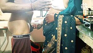 देसी भाभी लड़कों को चोदती