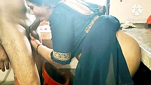 देसी भाभी लड़कों को चोदती