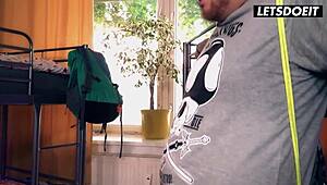 गेमर गर्ल स्टेला फ्लेक्स पर्व रूममेट से पसी लिकिंग और फकिंग पाती है।