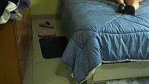 mi madrastra infiel mientras habla por telefono