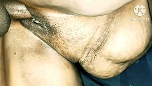 देसी भाभी लड़कों को चोदती