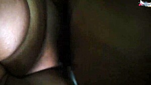 देसी हाउसवाइफ सर्वेंट के साथ रफ सीन में एंगेज होती है