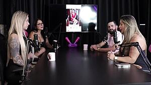 Juli Figueir� and Felipe Larrossa Play Tinder Match Game