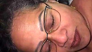 mi madrastra infiel mientras habla por telefono