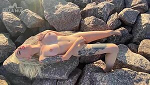 Ever seen a hot exhibitionist play with her clit on the beach?