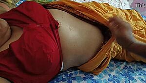 एक भारतीय गृहिणी को उसके प्रेमी द्वारा एक अद्भुत मुलाकात में फुसलाया जाता है