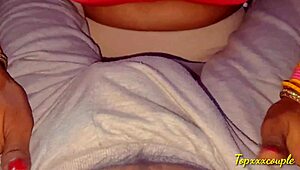 क्या आपने देखा कि हॉट हाउसवाइफ ने दो बार मुँह में कुम लिया?