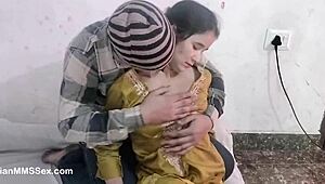 भारतीय पत्नी कराहती है जब बड़ा खतना किया हुआ लंड उसकी चूत में प्रवेश करता है