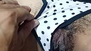 mi coño se moja cuando el viejo asqueroso me toca