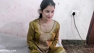 भारतीय पत्नी कराहती है जब बड़ा खतना किया हुआ लंड उसकी चूत में प्रवेश करता है