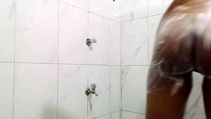 शादीशुदा औरत नहाते हुए चूत फाड़वाना चाहती है