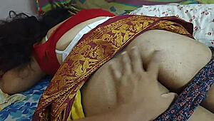 एक भारतीय गृहिणी को उसके प्रेमी द्वारा एक अद्भुत मुलाकात में फुसलाया जाता है