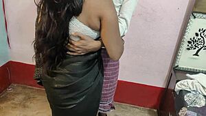 कंट्री रैंच में, यह हॉट बंगाली मुस्लिम लेडी बड़ी गैंड के साथ अपने हिंदू बॉयफ्रेंड द्वारा डॉगीस्टाइल में बेंट ओवर हुई, जिससे एनल असफकिंग और ब्लैक साड़ी में क्रीमपाई हुई