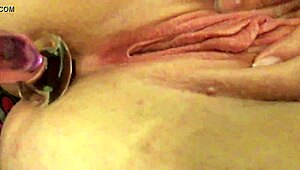 आज नया टॉय आया चूत में टेस्ट कर लिया