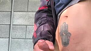 se me pone muy dura de saber que me est�n viendo desde lejos como me masturbo