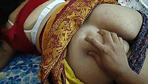 एक भारतीय गृहिणी को उसके प्रेमी द्वारा एक अद्भुत मुलाकात में फुसलाया जाता है