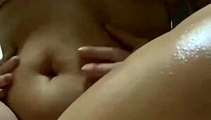 se masturba para mi mientras su cornudo esposo trabaja