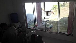 Corno Com Problema Auditivo Lava A Louça Enquanto Sua Mulher Faz Sexo Com Negão Escondido