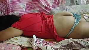 जंगली रेड वाली हॉट देसी गर्लफ्रेंड को बॉडी मसाज