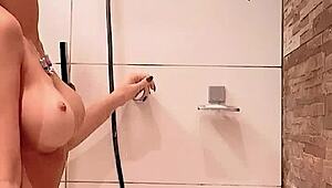 The queen hotwife is bathing and filming everything for us.