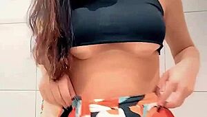 The queen hotwife is bathing and filming everything for us.