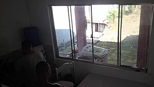 Corno Com Problema Auditivo Lava A Louça Enquanto Sua Mulher Faz Sexo Com Negão Escondido