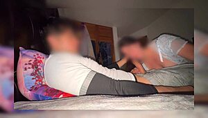 madrastra encuentra a su hijastro masturbandose en su cuarto el celular se queda grabando todo se�ora milf mexicana video casero