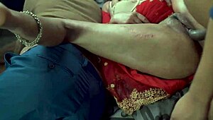 इंडियन सौतेली माँ की टाइट चूत से मैं उसकी गाँड पर कम करता हूँ