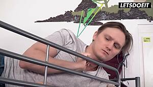 Slovakian babe Freya Dee roommates के huge cock को sucks और fucks करती है hostel में