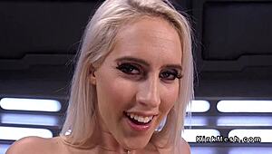 Blonde babe squirts hard on that fucking machine 😍