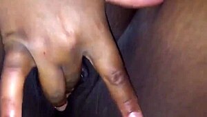 De quatro mostrando minha bunda. The woman is on all fours showing her backside in amateur video.