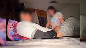 madrastra encuentra a su hijastro masturbandose en su cuarto el celular se queda grabando todo se�ora milf mexicana video casero
