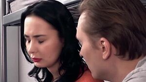 Slovakian babe Freya Dee roommates के huge cock को sucks और fucks करती है hostel में