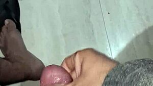 Meu mini pau esquentando e gozando com tanto prazer e excitação