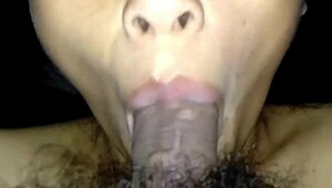 นักศึกษาสาวอมควยดูดน้ำเงี่ยนที่ไหลพุ่งเข้าปากและหีของเธอ