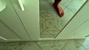 Apri le gambe e inizia a toccartela sborrata dopo una lunga sega per la moglie del mio migliore amico - cazzo enorme e tanto sperma per la troia