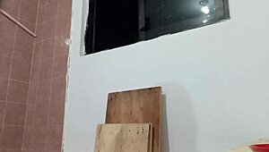 esposa gordita mostrando las tetas mientras cocina