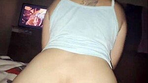 Solos en casa y mi hermanastra olvidó cerrar la puerta y me pilló grabándola pensó que se enojaría pero terminó dándome unos buenos sentones con su pequeño coño y que hermosa vista de su rico